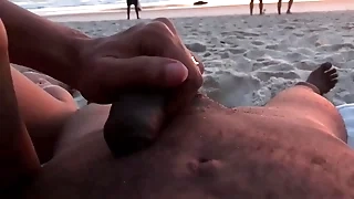 Casal brinca de se exibir em praia &eacute; brincadeira acaba mal